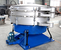 搖擺篩的搖擺多靠四周的拉桿，進行左右搖擺從而實現篩網中物料的篩分作用。